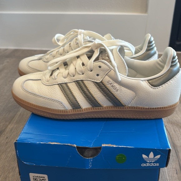 BNIB Adidas Ivory and Gold Sambas - Picture 3 of 10